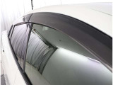 タバコを吸われる方は窓を少しだけ開けても雨が入ってこずに煙だけ社外に追い出せます。