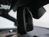 【ルームミラー一体型ETC】BMWといえばルームミラー一体型のETC。ドライバーから差し込めるかたちになっておりますので、差し忘れの際も慌てずにご利用いただけます。
