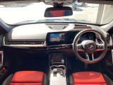 BMWカーブド・ディスプレイが中心の次世代コックピット。スイッチ類を減らし、直感的な操作とクリーンなデザインを実現しています。