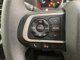 運転中、オーディオの操作をしてて、ハッとしたことはありませんか?ステアリングスイッチは、運転中でもハンドルでオーディオの操作が可能です。安全なドライブをサポートします。