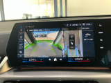 【全周囲カメラ】全周囲カメラ装備車両で御座いますので、狭い駐車スペースでもお車の全体図が確認でき、障害物との接触を未然に防ぐことが可能です。