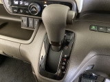 CVT車のセレクトレバーです。低速から高速まで、変速ショックのないスムーズな走りを実現するとともに、エンジン効率のよい領域を維持することで燃費にも貢献します。