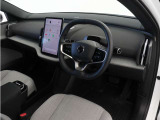 スポーツステアリングホイールのグリップ部には、しっかりとホールドできるスクエアデザインを採用しました。