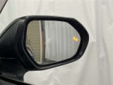 隣車線を走る車両をレーダーで検知し、ドアミラーでは確認しにくい後側方エリアに存在する車両に加え、急接近してくる車両も検知します。車両を検知するとドアミラーに搭載されたLEDインジケーターが点灯します。