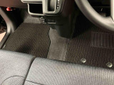 運転席から助手席への移動も簡単です。