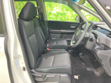 運転席と助手席は、ゆったりとした座面に加え、前方や左右の視界も確保しやすい配置です。落ち着いた色合いの室内で、毎日の移動も心地よく過ごせます。