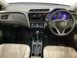 車内は光触媒抗菌消臭施工済です。インパネ周りはスタイリッシュなデザインで機能や装備も充実しています。グローブボックスやカップホルダーのほかにトレーなどたくさんの収納スペースが付いています。