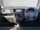 運転席周りになります。内装色はブラックです。
