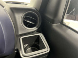 運転席エアコン吹き出し・ドリンクホルダー。