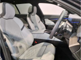 【コックピットシート】BMW車の主役席。車体中央にくる様に配置し車両重心とが一致する事でドライバーと車との一体感あるドライビングを実現。人間工学に基づき形成した形状が長時間のドライブ疲労も軽減します!