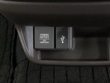 アクセサリーソケットはUSBのアダプターなどをつければ、スマホの充電にも使えます。横にはナビゲーション用の外部入力可能なUSB端子がついており、周辺には物が置けるボックスがついています。