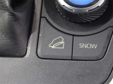 スイッチひとつで、降坂時の車速を低車速にキープして、安定走行に寄与する、ダウンヒルアシストコントロール(DAC)が装備されています。