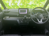 中央のディスプレイは運転席から確認しやすい位置にあり、周囲の操作部もまとまって配置されています。表示が目に入りやすく、日々の移動中も必要な情報を確認しやすい室内です。