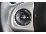 ハンドル左部分でオーディオ操作が可能。そのため、運転中でも目線をずらさずに安全運転♪また、メーターの表示切替もダイヤル式でお好みに合わせられます