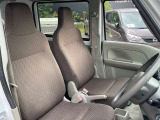 ゆったり座れる運転席です