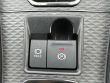 ★電動パーキングブレーキ★スイッチで作動・解除。「P」シフトで自動作動、「P」シフト以外にシフトで解除されるオート機能!