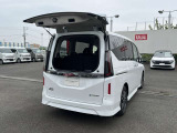 狭い場所でも開閉できるデュアルバックドア