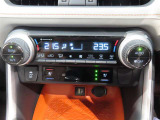 左右独立温度コントロールフルオートエアコンです。運転席、助手席それぞれで独立して温度設定ができます。冷え性の方が乗っても安心ですね♪