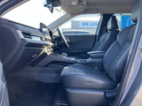 前席は身体を預けやすい形状で、落ち着いて運転に向き合える空間です。前方の視界も確保され、助手席の方との会話や移動中の過ごしやすさにも配慮された室内です。