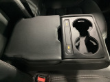 シート中央にはアームレスト兼カップホルダーを装備しています。リアシートヒーター付の車両になるのでヒータースイッチを内蔵しています。