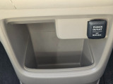 足元には便利なセンターロアボックスを設置。車内を整理しやすく、使い勝手の良さが魅力です。