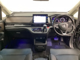 車内は光触媒抗菌消臭施工済です。インパネ周りはスタイリッシュなデザインで機能や装備も充実しています。グローブボックスやカップホルダーのほかにトレーなどたくさんの収納スペースが付いています。