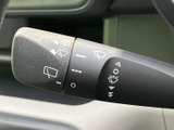 ワイパーに関する表示がレバー上にまとまり、運転席から必要な設定を確認しやすい構成です。雨天時など状況に応じた操作を行う際にも、表示を見ながら扱える便利な装備です。