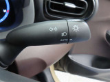 スイッチをオートに設定しておけば、車外の明るさに応じて自動的にヘッドランプを点灯・消灯します。夕暮れ時やトンネルの続く山道などを走行する時に便利なコンライトを装備しています。