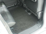 Honda認定中古車に新品の純正フロアマットを装着しました。気分よくドライブをお楽しみいただけます♪
