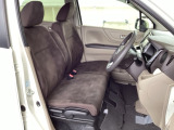ベンチシートのため、左右の移動がしやすく、狭い駐車場でもスムーズに乗り降りできます。