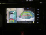 パノラミックビューモニター搭載。カメラで車両周囲の状況を映し出すため、狭い場所での駐車などに役立ちます。