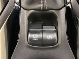 HOLD機能付きの電動パーキングブレーキ。HOLD機能を使用すると、信号待ちなどでフットブレーキから足を放しても、車は動かずそのまま停車してくれます。ドライブなど足が疲れた時には便利な機能です。