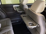 運転席・助手席の背もたれには、2列目シート用にカップホルダー付きの「格納式のシートバックテーブル」を装備しています。休憩時のちょっとした時間などカップを置いたり、小物置きに使えて便利です。