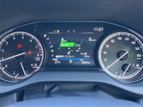 速度や燃料残量、各種表示を運転席からひと目で確認しやすい配置です。中央のディスプレイには時刻や走行に関する情報も表示され、日々の運転を支えてくれます。