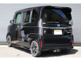エアロやアルミホイールでドレスアップしたカスタムグレード。普通車に見劣りしない迫力のデザインです。