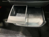 引き出し式のトレイとカップホルダーが付いているので便利です♪
