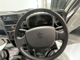 大きなステアリングで運転もしやすいです