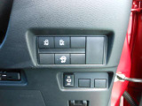 左右オートスライドドアで運転席で開閉の操作ができます。
