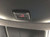 SOSボタンです。自動車の運転中、事故や急病時などの緊急事態が発生したときに、ヘルプネットを通じて外部に救助を手配するためのボタンです。