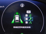 車線変更時衝突抑制機能・車線変更時、後方から接近する隣接車線の車両を検知して、警報でお知らせし、衝突回避のためのステアリング操作を支援します