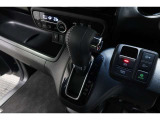 インパネシフトだから視線の移動も少なく足元もスッキリ♪運転席もゆったりしているのでゆとりを持ってドライブできますね!