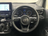 3本スポークステアリング!ステアリングスイッチ付!全車速追従機能レーダークルーズコントロールの操作、音量調整やメーター内インフォメーションの操作などが可能!