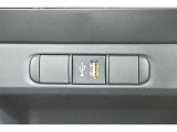 USB端子に接続したUSBメモリー内の音楽や動画ファイルを再生することができます。