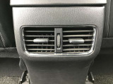 後部座席にもエアコン吹き出し口がしっかり装備されています。