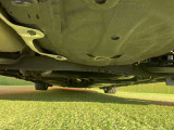 納車前にお車を持ち上げて入念に点検いたします。