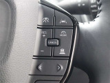レーダークルーズコントロール作動時に車線維持に必要な運転操作の支援を行う「レーントレーシングアシスト(LTA)」を搭載しています。