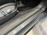 弊社2階のショールームにて約14台の車両を展示しております。色とりどりのポルシェと共にご来場お待ちしております。