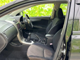 前席は体を預けやすい形状で、運転席と助手席それぞれに落ち着いて座れる空間です。視界を確保しやすい開放的な窓まわりで、乗り降りの際も室内の様子を確認しやすくなっています。