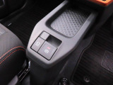 指先だけで操作ができる「電動パーキングブレーキ」搭載。オートモードの場合、シフトを「P」レンジにすると自動でパーキングブレーキが作動します。またアクセルを踏むと自動解除される為、発進がスムーズです。