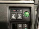 リアドアは乗り降りに便利な両側電動スライドドアです。また運転席に座っていながらスイッチ操作で自在にスライドドアを開け閉めできます。燃費に役立つECONボタンもここです。